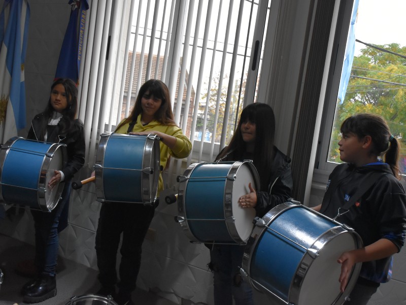 Berisso: Cagliardi entregó de instrumentos de percusión para el Proyecto de Murga de la Orquesta Escuela  