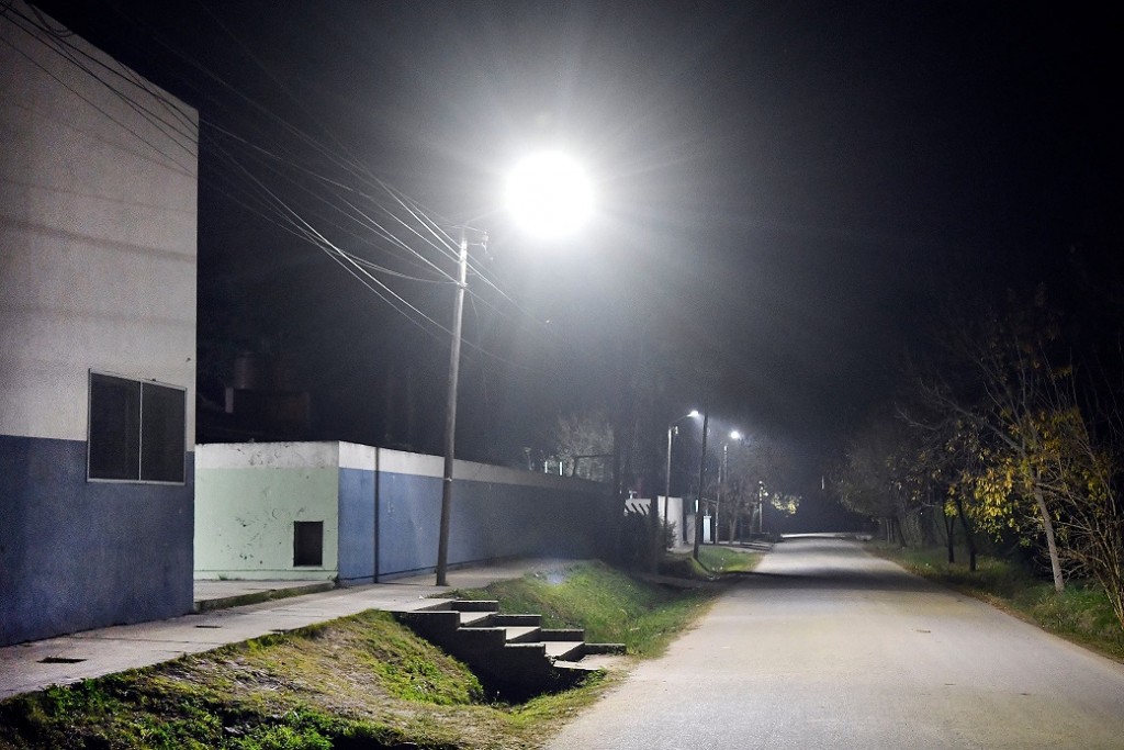 Luján: La Municipalidad instaló nuevas luces LED en el barrio Los Laureles
