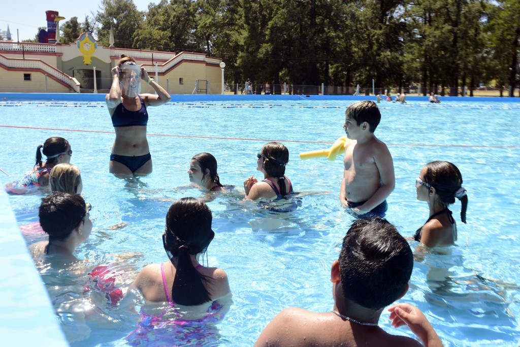 La Plata: Con clases de natación y gimnasia en el agua, se puso en marcha el programa “Aprendiendo a nadar” 