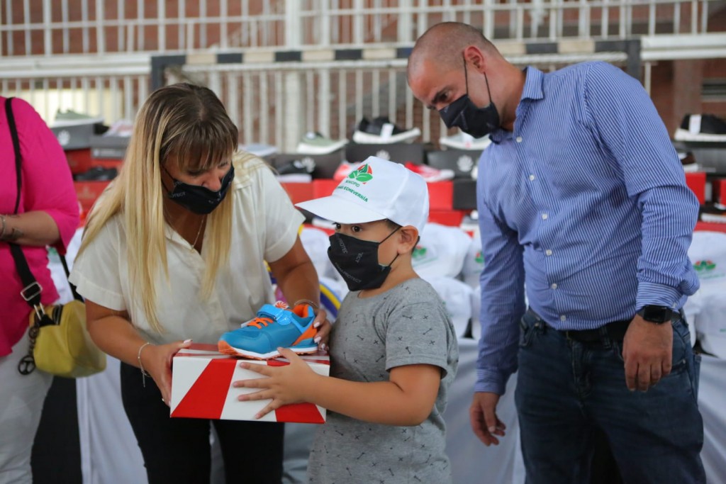 E. Echeverría: El Municipio entregó kits deportivos y didácticos a chicos del programa “verano+ATR”
