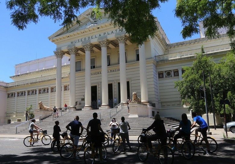 La Plata: Con caminatas guiadas y circuitos en bicicleta, invitan a conocer la historia de la Ciudad