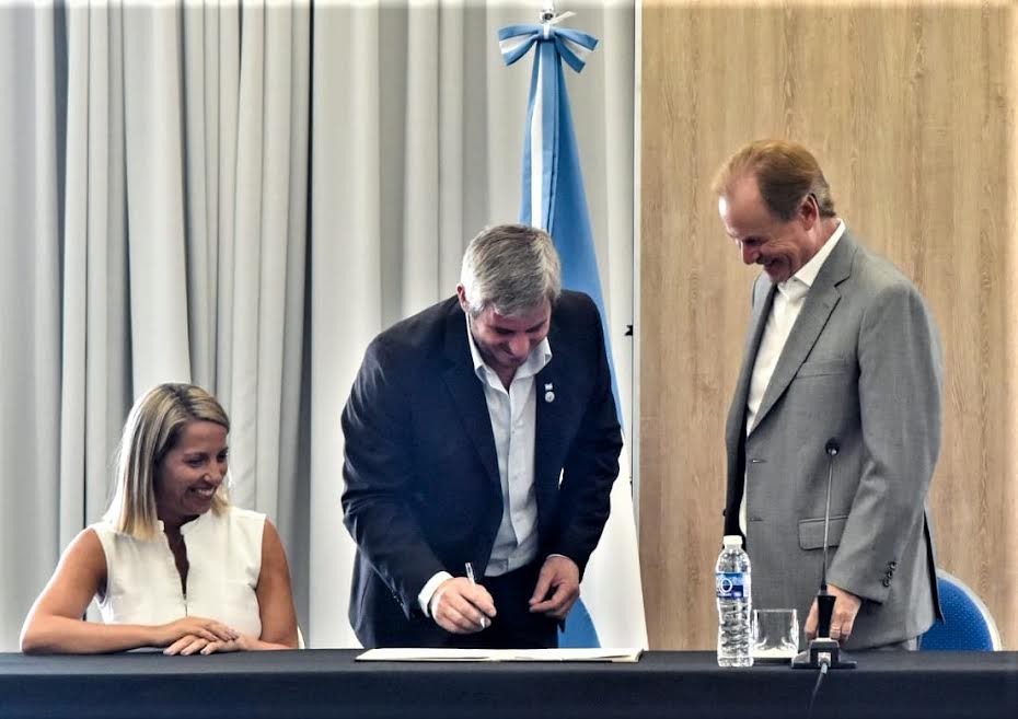 Colón (ER): José Luis Walser firmó en Paraná convenio para asfaltado de Ferrari y para la construcción de un playón deportivo