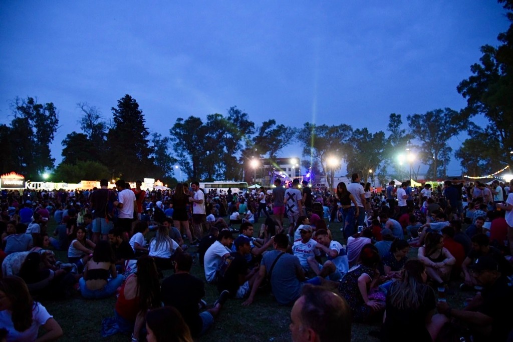 La Plata: Carinhosos abre “Domingos de Verano” con la roda local, feria y gastronomía