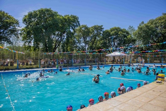 Campana: En una clase abierta de natación, los chicos exhibieron lo aprendido a sus familias