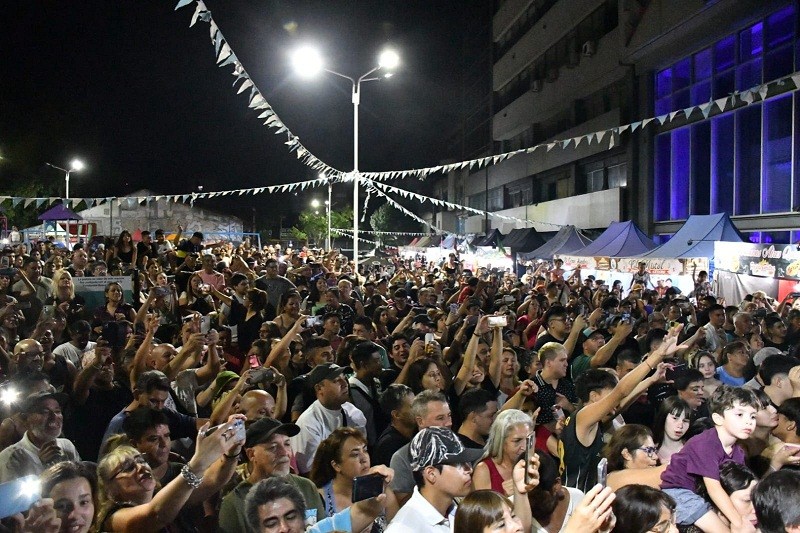 Morón: Miles de vecinos disfrutaron de la feria gastronómica en la Plaza de la Cultura