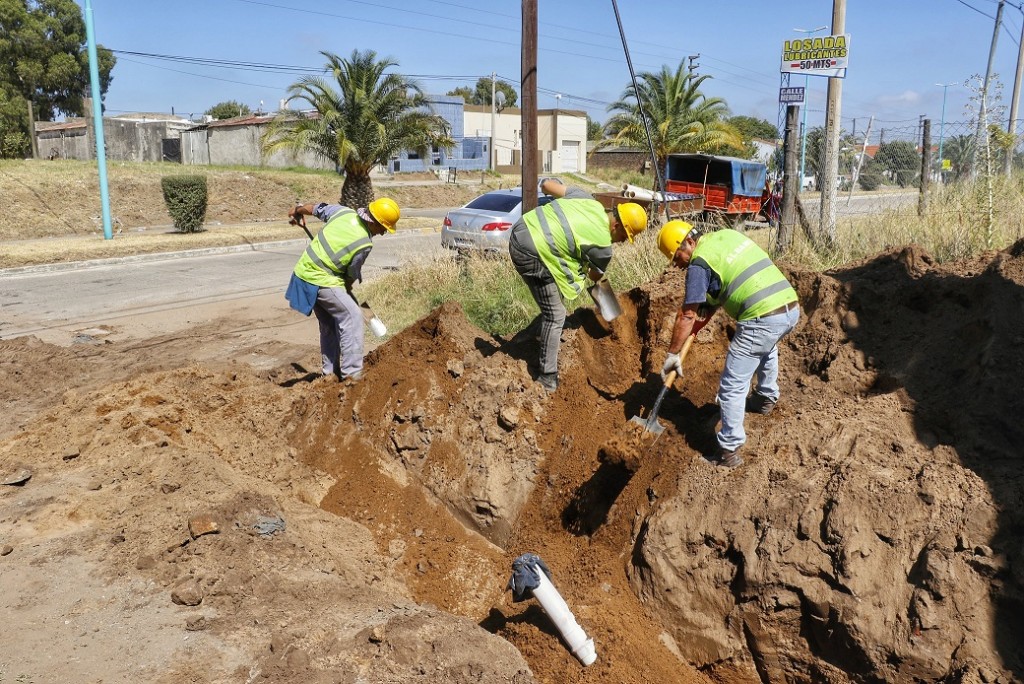 Bolívar: Pisano recorrió el avance de la obra de la red de desagües cloacales en el barrio Colombo 