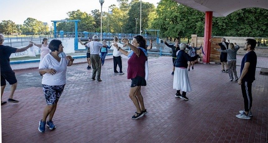 Azul: Comenzaron las clases abiertas de Folklore 