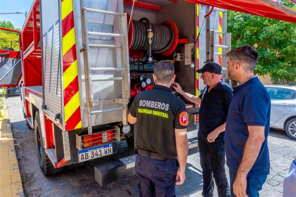 Junín: Fiorini entregó una autobomba forestal al Cuartel del Bombero 