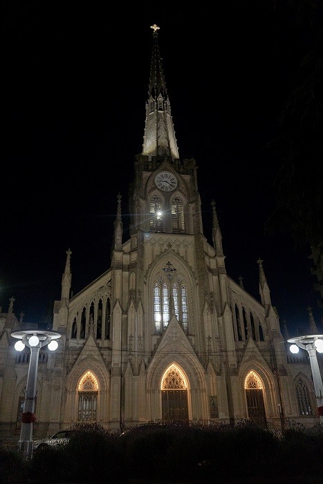 Azul: Finalizó la iluminación de la Catedral con trabajos en el campanario