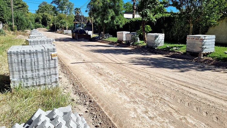 Azul: Continúan las tareas de pavimento articulado en el barrio Los Pinos