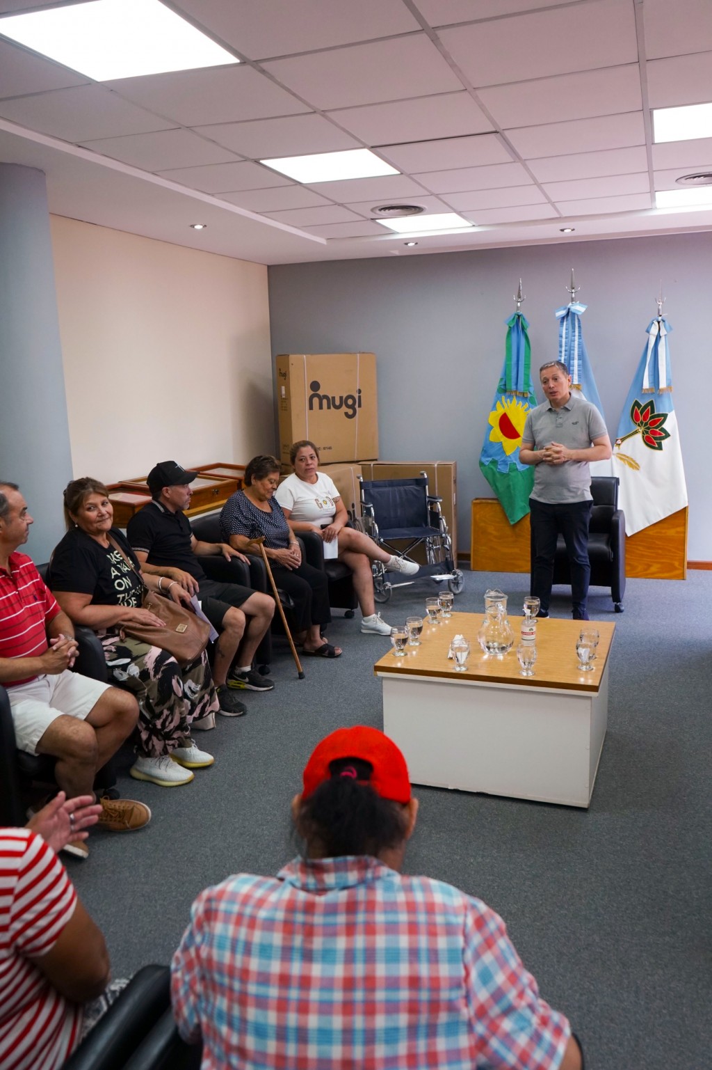 E. Echeverría: Gray entregó sillas de ruedas a personas con diversos problemas de salud  