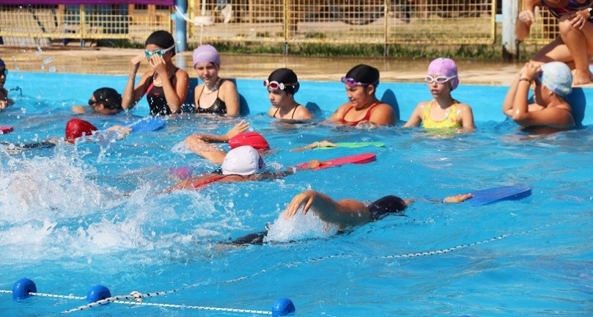 Campana: Comenzaron las muestras abiertas de natación en la Colonia Municipal