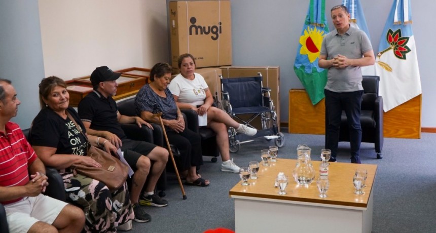 E. Echeverría: Gray entregó sillas de ruedas a personas con diversos problemas de salud  