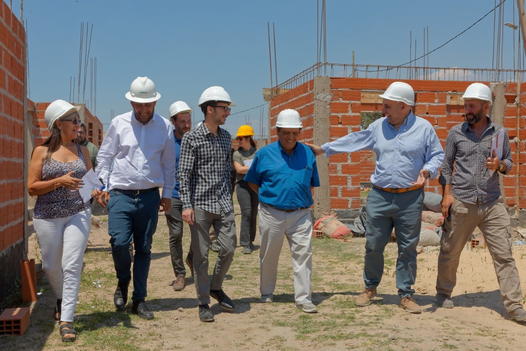 Berazategui: Mussi y el Ministro Simone recorrieron las obras de construcción de 300 viviendas 