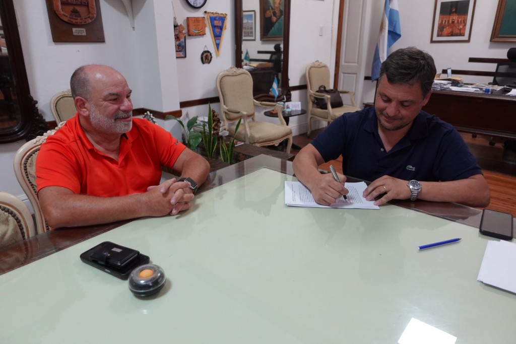 S.A. de Giles: Gesualdi firmó un contrato para construir un polideportivo en Solís 