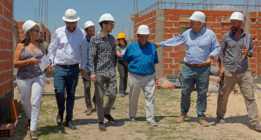 Berazategui: Mussi y el Ministro Simone recorrieron las obras de construcción de 300 viviendas 