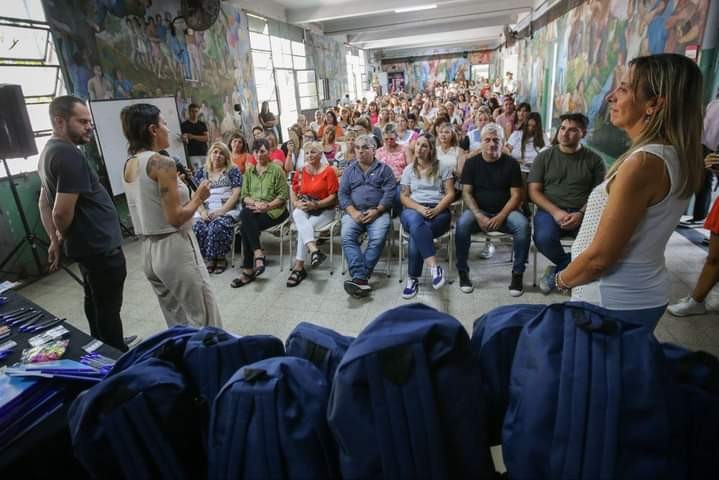 Quilmes: Mendoza hizo entrega de útiles escolares en las Escuelas Primarias Públicas del distrito
