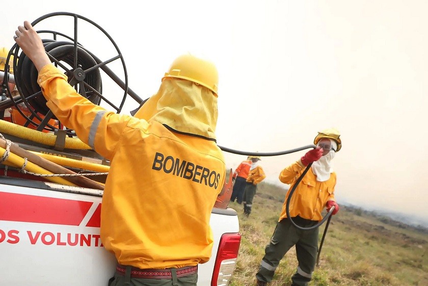 Corrientes: Valdés recorrió distintos focos de incendios en la provincia y coordinó en territorio el combate al fuego