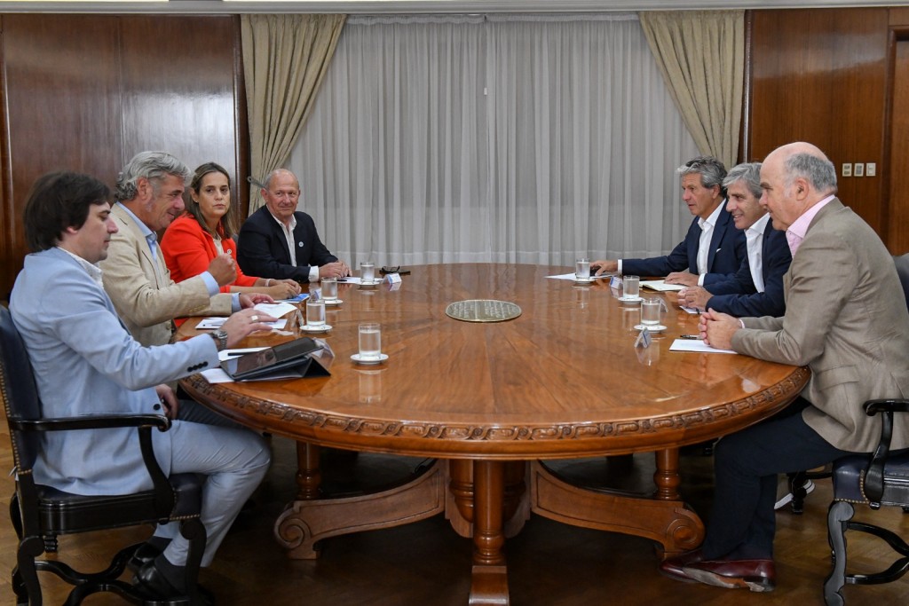 Luis Caputo se reunió con la Mesa de Enlace