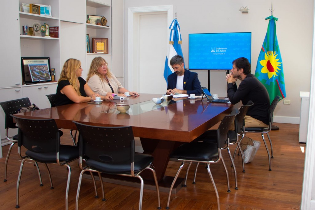 Junín: Fiorini recibió a integrantes del Consejo Escolar y les hizo entrega de un cheque