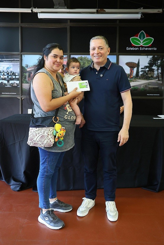 E. Echeverría: Gray entregó 113 tarjetas del Plan Más Vida