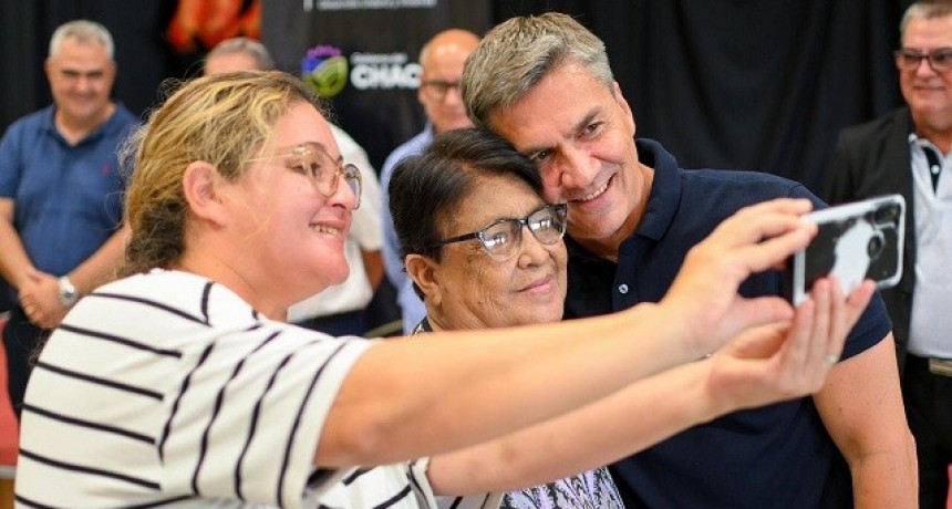 Chaco: Zdero entregó títulos de propiedad a familias de Villa Ángela