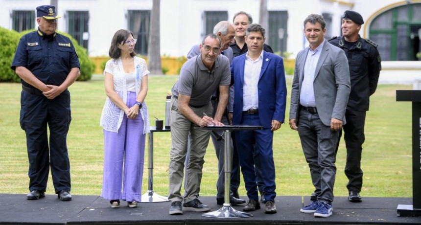 Azul: Sombra firmó el contrato de obra pública para el inicio del Barrio Policía