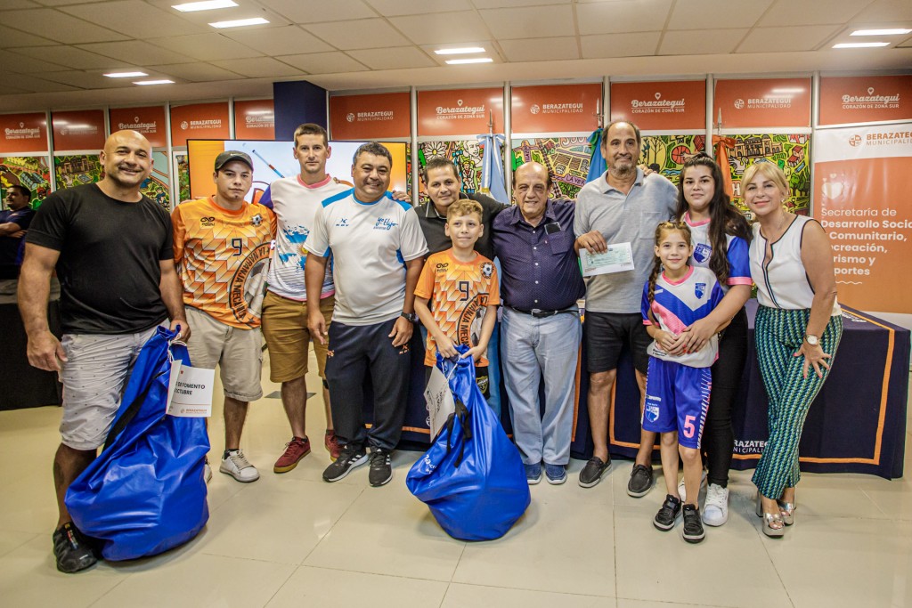 Berazategui: Más de 50 clubes recibieron subsidios y materiales deportivos 