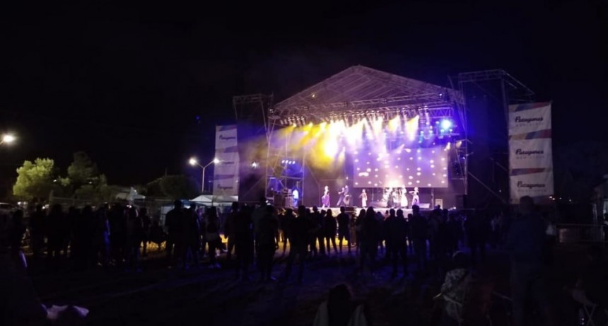 Patagones: La Fiesta de la Soberanía cerró la segunda jornada al brillo de artistas locales