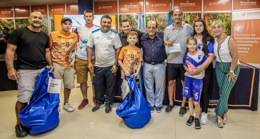 Berazategui: Más de 50 clubes recibieron subsidios y materiales deportivos 