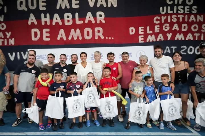 Quilmes: Mendoza entregó útiles escolares a niños de 1° grado que forman parte de clubes locales