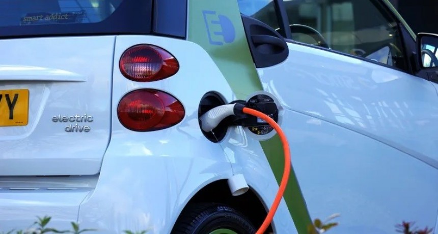 El Gobierno Nacional reglamentó el procedimiento para importar autos eléctricos e híbridos sin arancel