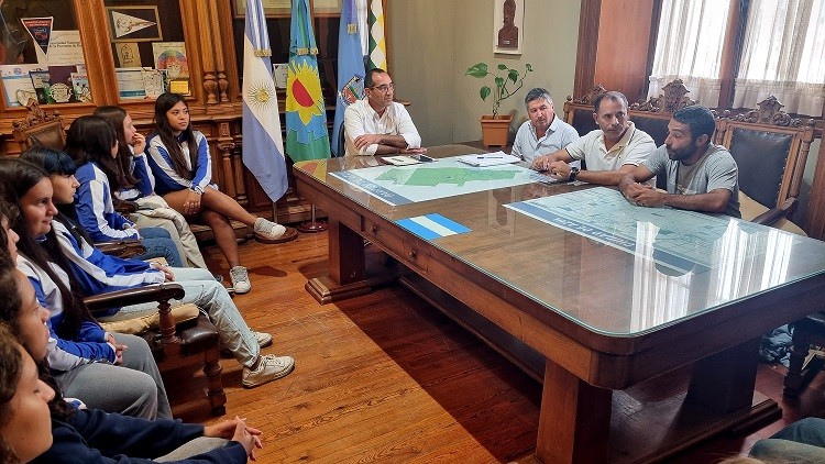 Azul: Sombra recibi&oacute; a integrantes de la Escuela Municipal de Hockey