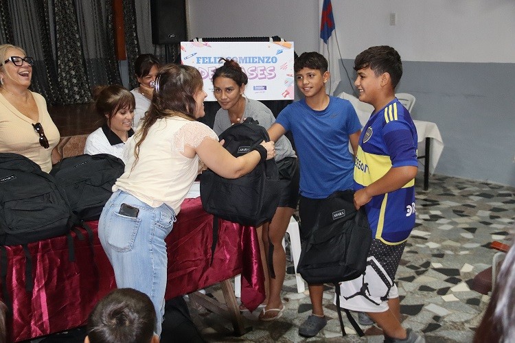 Campana: El Municipio entreg&oacute; mochilas con &uacute;tiles escolares a m&aacute;s de 1.300 chicos