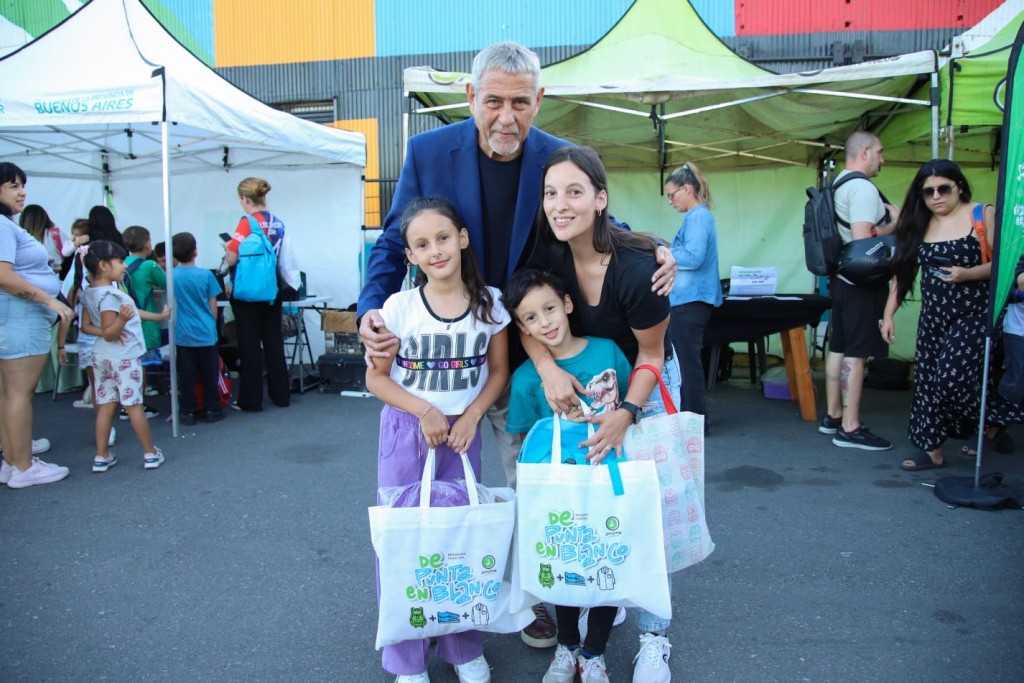 Avellaneda: Ferraresi entreg&oacute; kits &ldquo;De Punta En Blanco&rdquo; en el Parque La Estaci&oacute;n