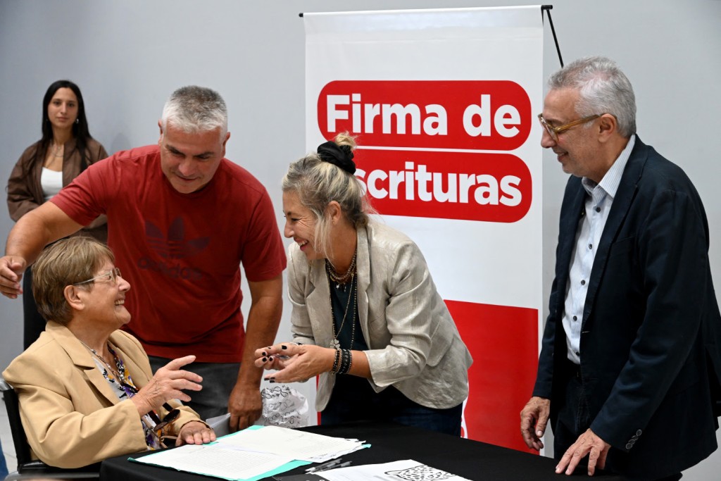 Tigre: Julio Zamora acompa&ntilde;&oacute; a 40 familias en una nueva firma de escriturase en el HCD