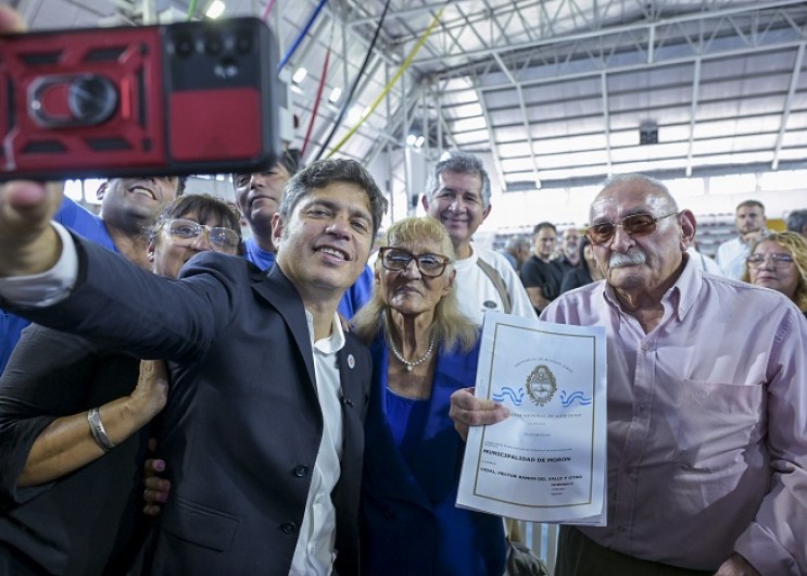 Kicillof entreg&oacute; 430 escrituras gratuitas a familias de Mor&oacute;n