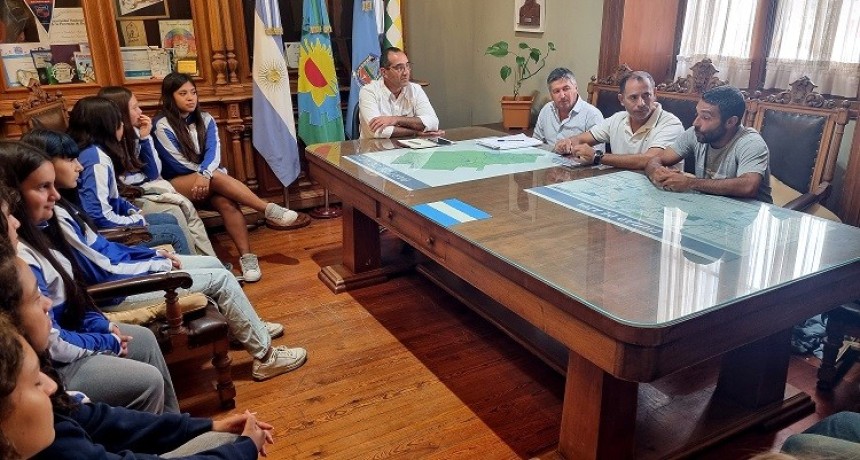 Azul: Sombra recibi&oacute; a integrantes de la Escuela Municipal de Hockey