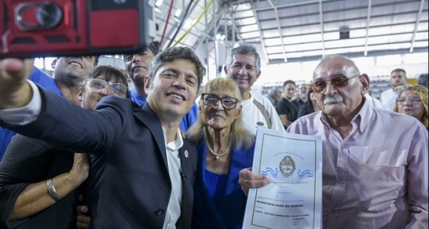 Kicillof entreg&oacute; 430 escrituras gratuitas a familias de Mor&oacute;n