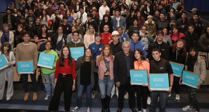 Avellaneda: Ferraresi entregó netbooks a estudiantes del distrito 