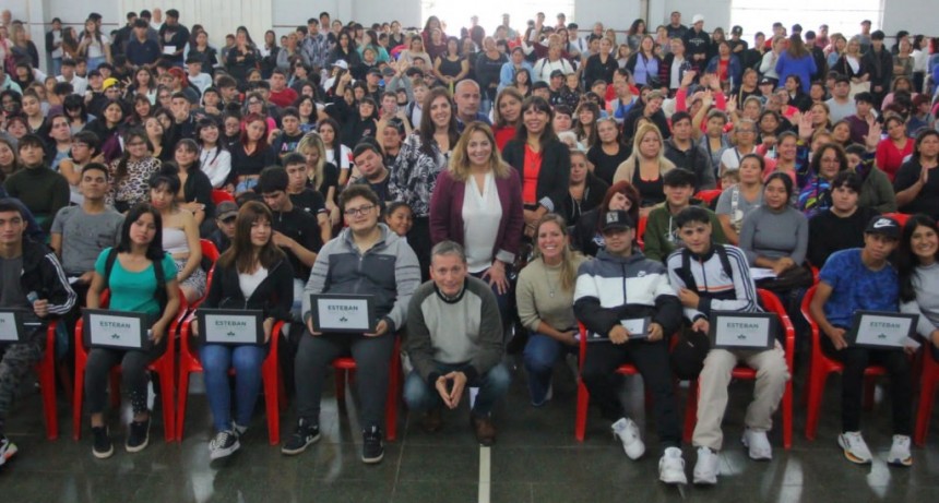 E. Echeverría: Gray entregó netbooks a estudiantes de 6° de escuelas secundarias del distrito 