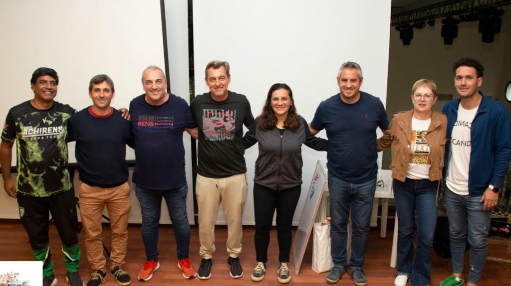 Colón (ER): El entrenador de Las Leonas brindó una magistral charla al club Achirense en el distrito