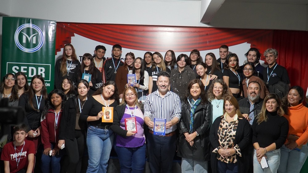 Merlo: Menéndez reconoció a estudiantes por el libro “Entrelazando Voces”