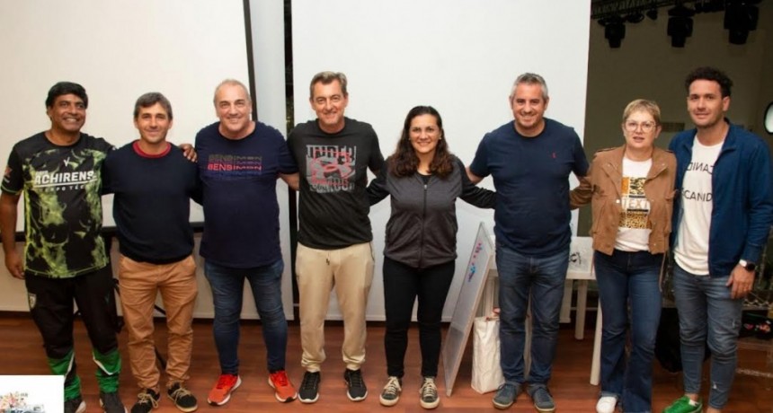 Colón (ER): El entrenador de Las Leonas brindó una magistral charla al club Achirense en el distrito