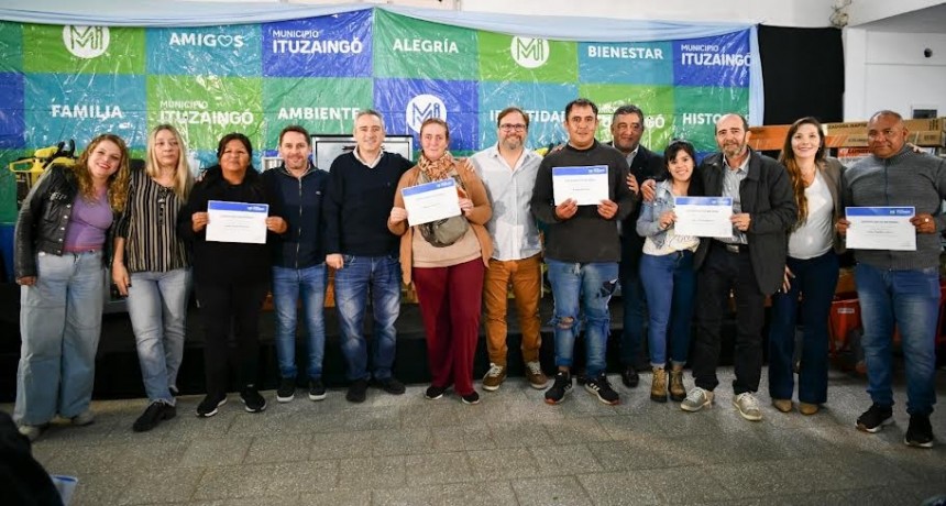 Ituzaingó: Descalzo entregó maquinaria y herramientas a emprendedores locales 