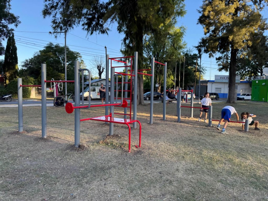 Pte. Per&oacute;n: El Municipio instal&oacute; juegos infantiles y equipos de calistenia en la plaza D&iacute;az V&eacute;lez