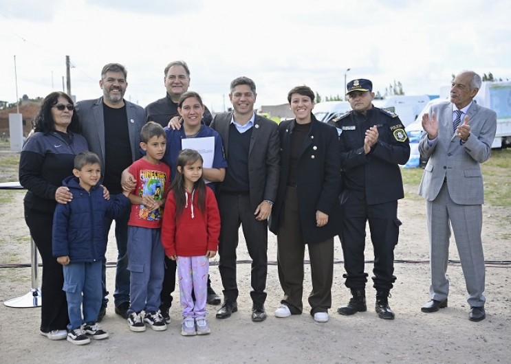 Kicillof entreg&oacute; viviendas a familias de De la Garma