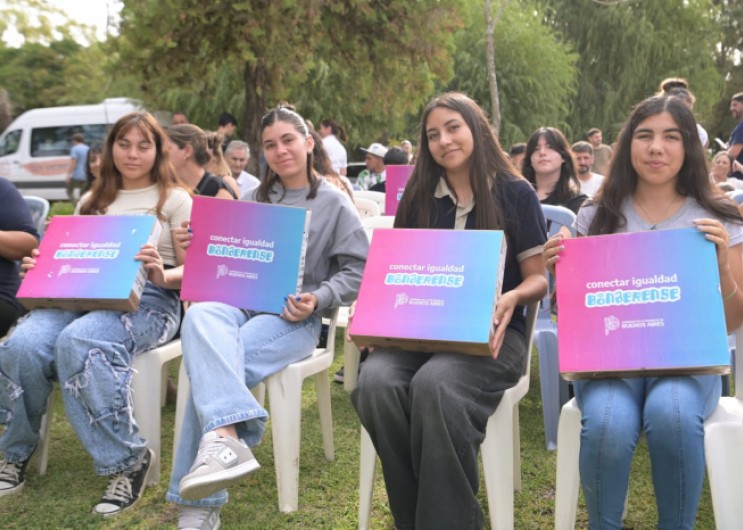 La Provincia entreg&oacute; 81 computadoras a estudiantes de San Andr&eacute;s de Giles