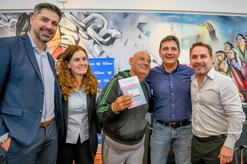 Ituzaing&oacute;: Descalzo y Marinucci entregaron m&aacute;s de 400 pases de transporte a personas con discapacidad y transplantados