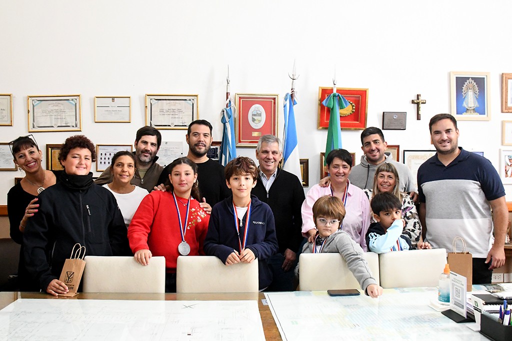 Chivilcoy: Britos reconoci&oacute; a la sensei Lorena Aicardo y a sus alumnos por su destacada actuaci&oacute;n en el Panamericano de Paraguay